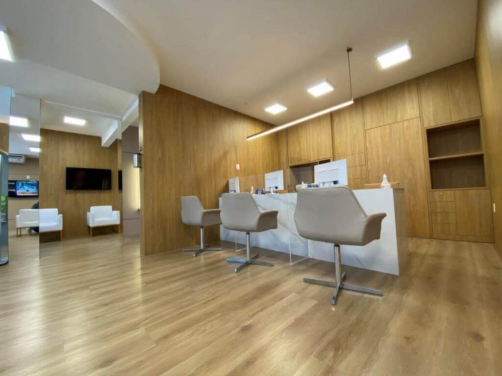 Sala de espera ampla com atendimento