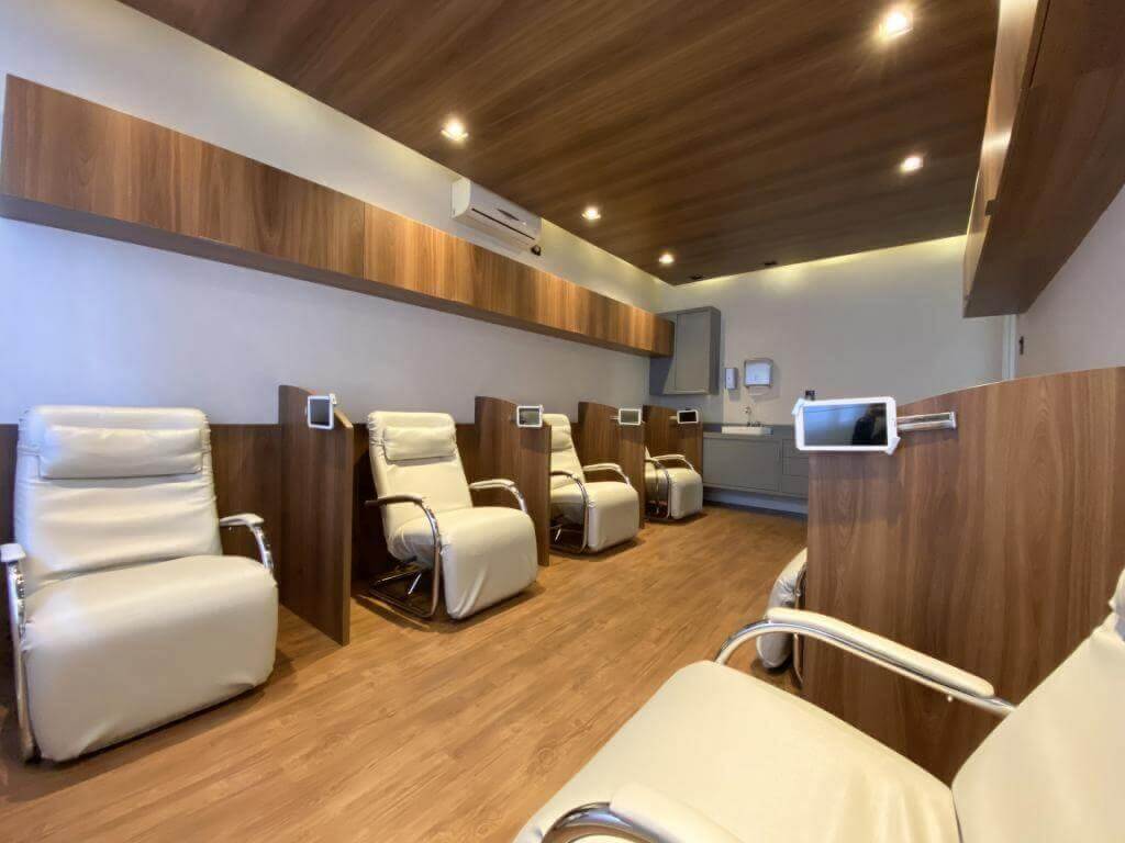 Sala de descanso pós-coleta com poltronas reclináveis