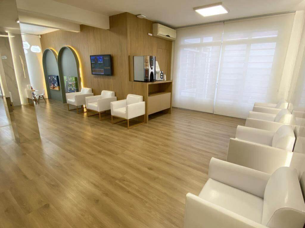 Ambiente integrado com café e área de espera